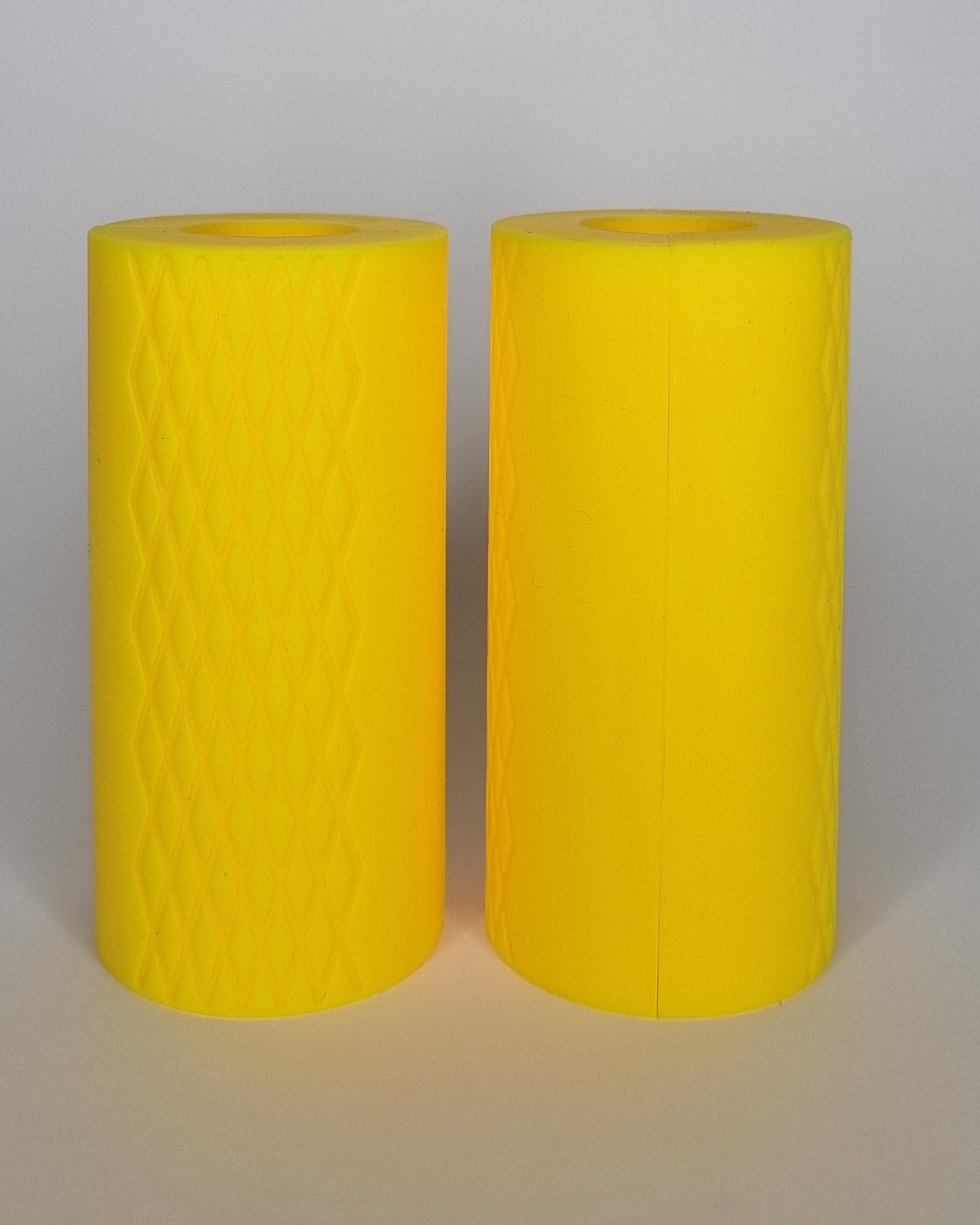 Thick grips boost grip strength and build big arms (front view).